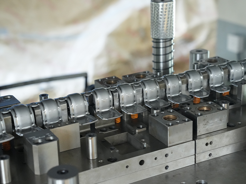 ¿Qué sucede dentro de una fábrica para hacer piezas de estampado de metal?